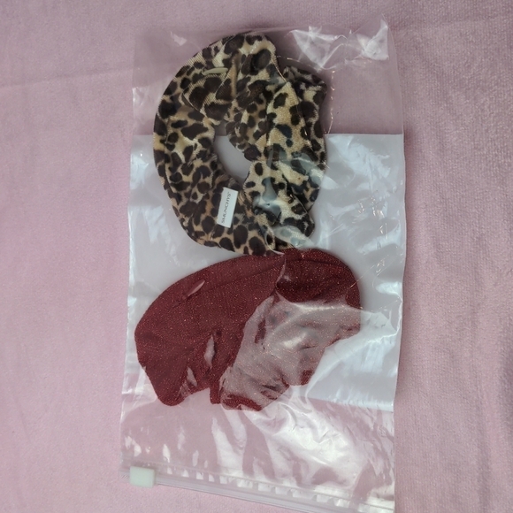 Smunchy's 2 Pack Hidden Zip Close Pocket Scrunchies in Red and Leopard Print - Picture 3 of 3